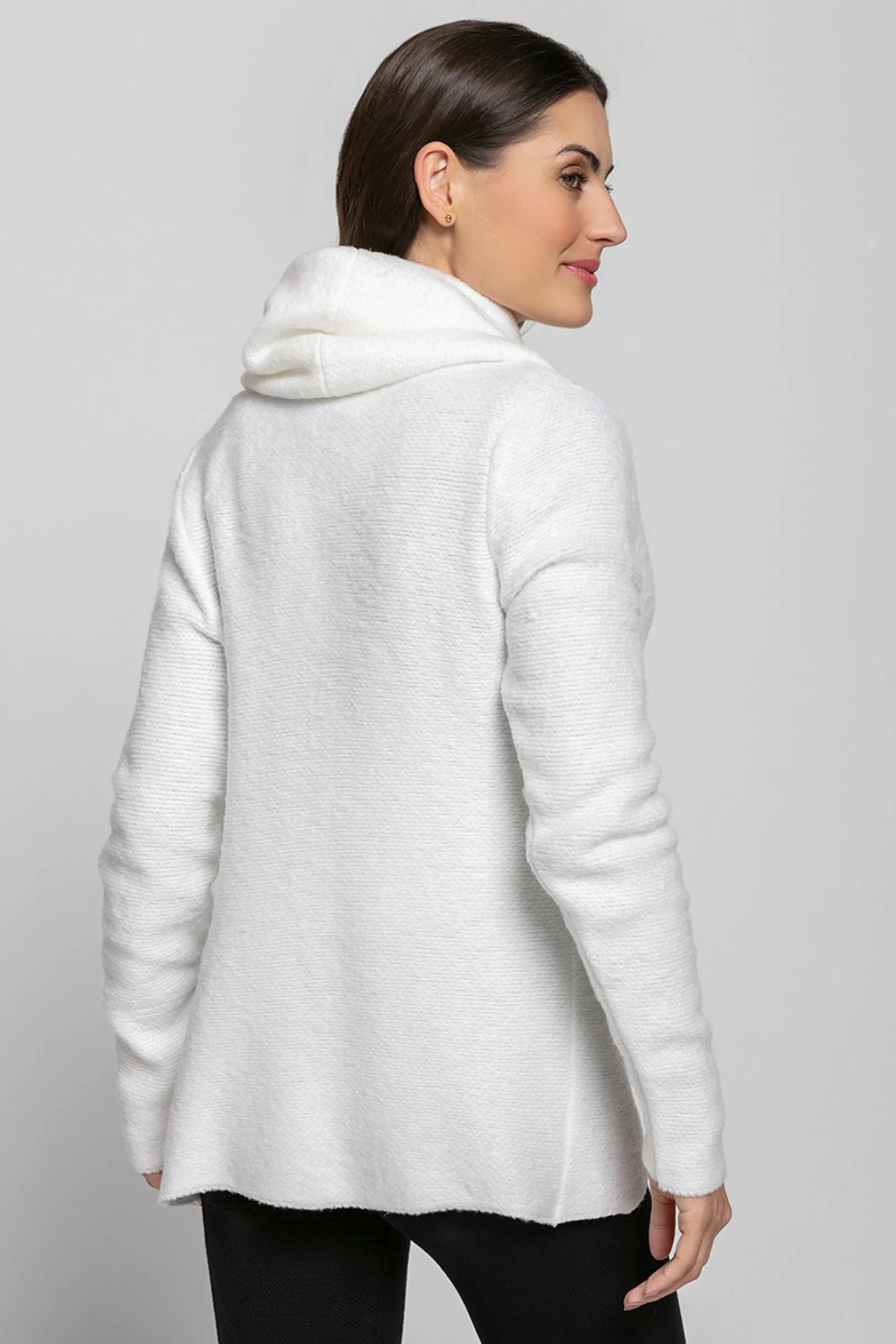Women’s White Knit Coat with Twisted Collar – Elegant and Comfortable