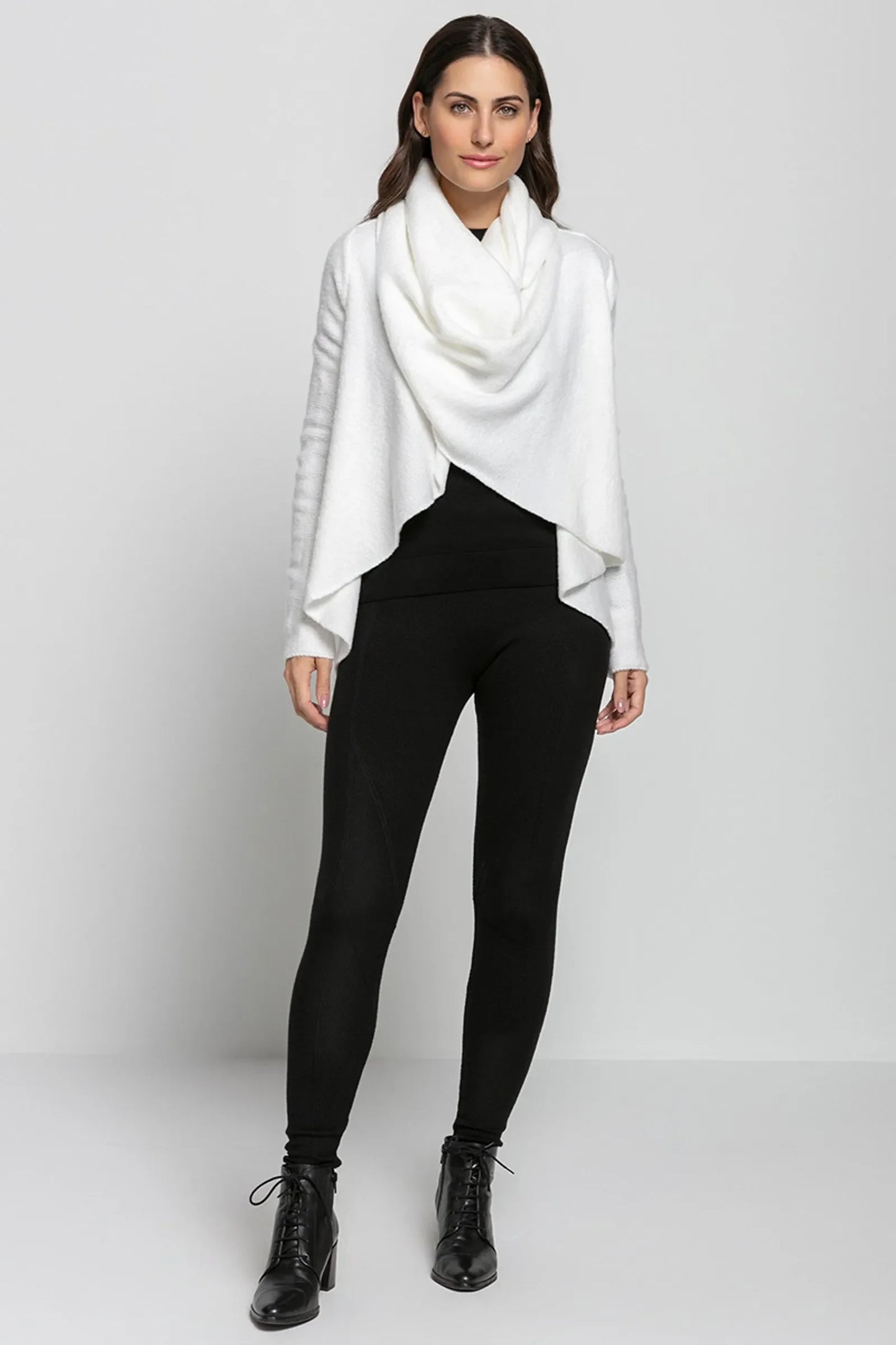 Women’s White Knit Coat with Twisted Collar – Elegant and Comfortable